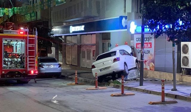 Elazığ’da kontrolden çıkan otomobil iş yerinin duvarına çaptı