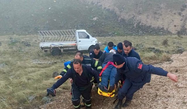 Elazığ’da kontrolden çıkan pikap devrildi: 1 yaralı