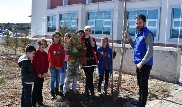 Elazığ’da öğrenciler fidanları toprak ile buluşturdu