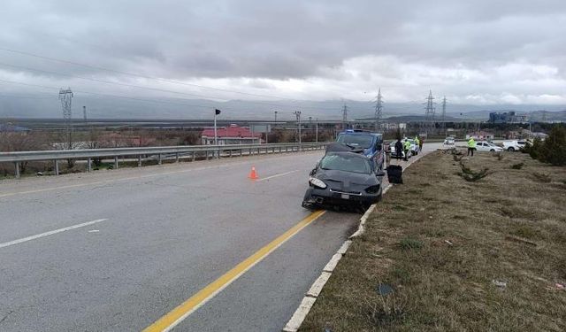 Elazığ’da otomobil refüje çarptı: 2 yaralı