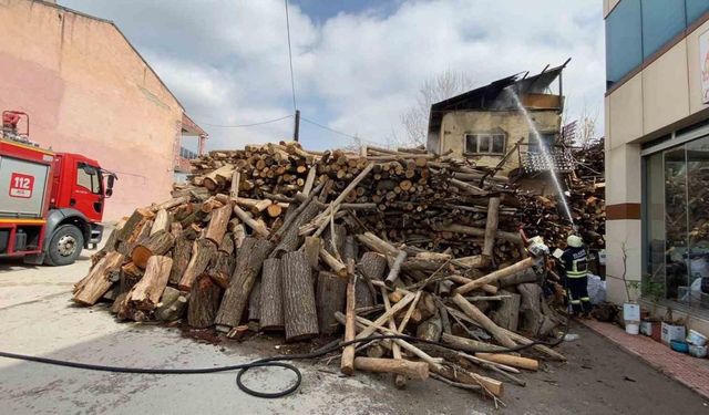 Elazığ’da soba, yangına neden oldu çatı katı kül oldu