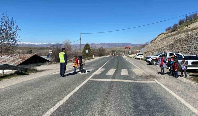 Elazığ’da vatandaşlara trafik eğitimi verildi