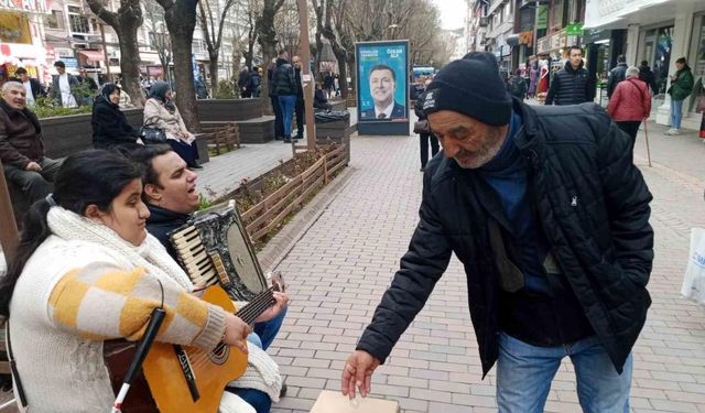 Engelli sokak müzisyenleri ilgi topladı