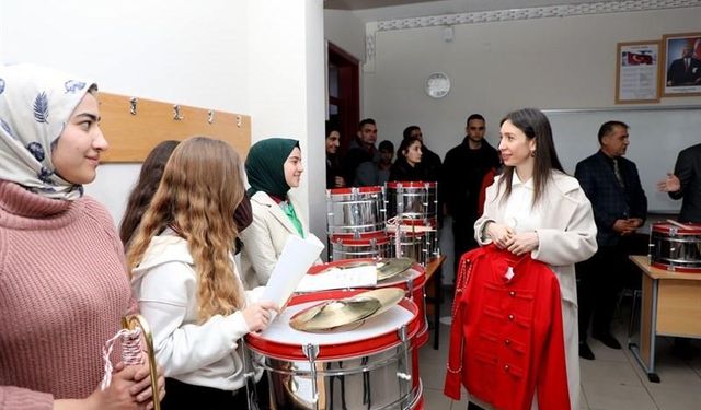 Erciş Güzel Sanatlar Lisesi öğrencilerine enstrüman desteği