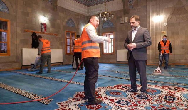 Erzurum’da camilerde Ramazan temizliği