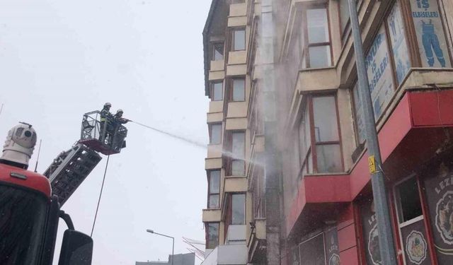 Erzurum’da işyerinin çatısında çıkan yangın itfaiye ekiplerince söndürüldü