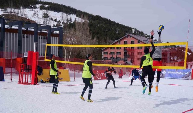 Erzurum’da kar voleybolu heyecanı