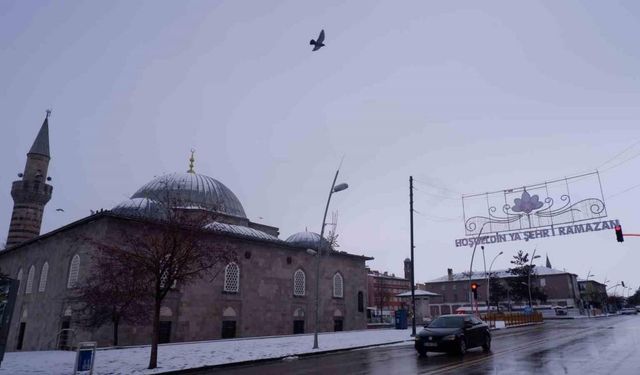 Erzurum’da sokaklara “Hoş Geldin Ya Şehri Ramazan” tabelaları asıldı