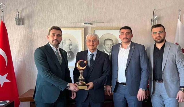 Eskişehir Alperen Ocakları’ndan Rektör Prof. Dr. Adnan Özcan’a ziyaret