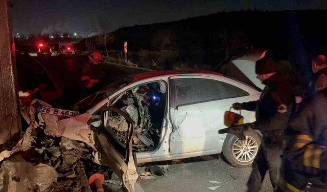 Eskişehir’de feci kaza: 190 kilometre hızla direğe çarpan otomobilin sürücüsü hayatını kaybetti