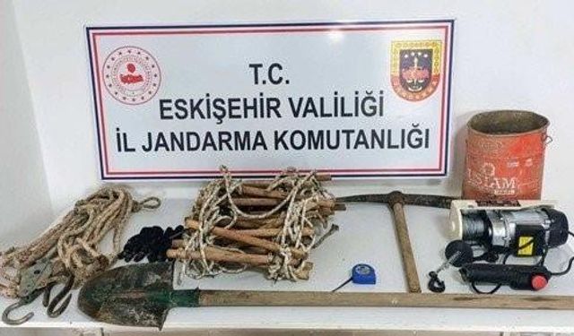 Evinin bahçesinde kaçak kazı yapan 2 şahsa jandarma operasyonu