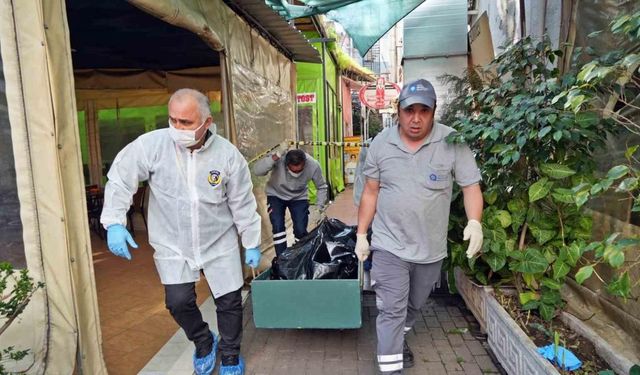 Evsiz adam iş merkezi önündeki kaldırımda ölü bulundu