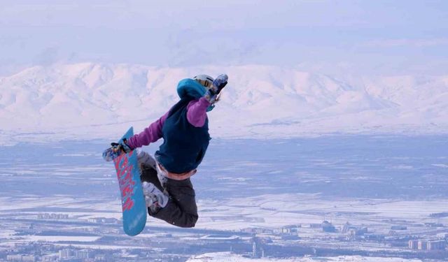 Freestyle akrobasi kayakçıları Palandöken’de nefes kesti