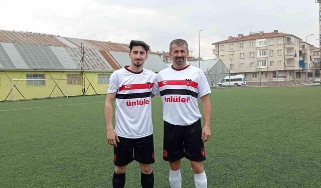 Futbolcu baba oğul, aynı takımda top koşturuyor