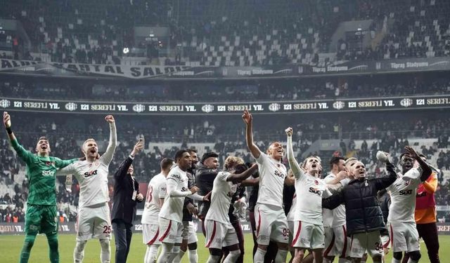 Galatasaray galibiyetini taraftarıyla kutladı