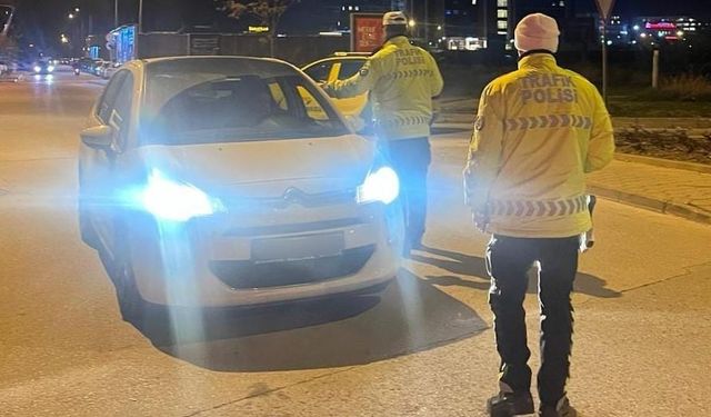 Gece saatlerinde yapılan trafik uygulamasında 213 bin 177 TL ceza kesildi