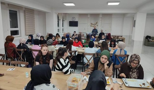 Gediz’de hafız kızlar ile üniversite okuyan kız öğrenciler iftarda bir bir araya geldi