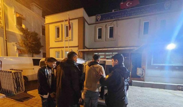 Gelibolu’da polis oturma izni olmayan 4 kaçak göçmen yakaladı