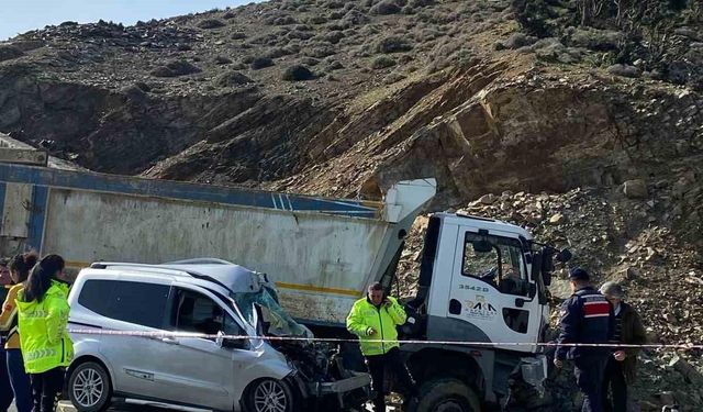 Gökçeada’da kamyon ile ticari araç kafa kaya çarpıştı: 1 kişi öldü