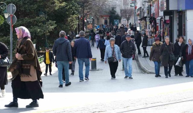 Güzel havayı fırsat bilen vatandaşlar sokaklara akın etti