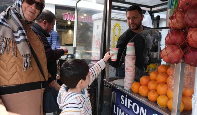 Havalar ısınırken vatandaşların tercihi nar ve portakal suyu oluyor