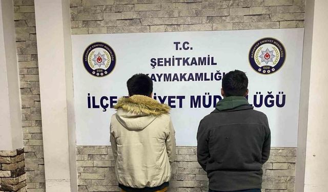 Hırsızlık suçundan aranan şahsın kimliğiyle oto hırsızlığı yapan 2 şüpheli yakalandı