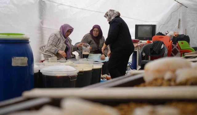 İftar sofralarının vazgeçilmez içeceği meyan şerbeti için yoğun mesai