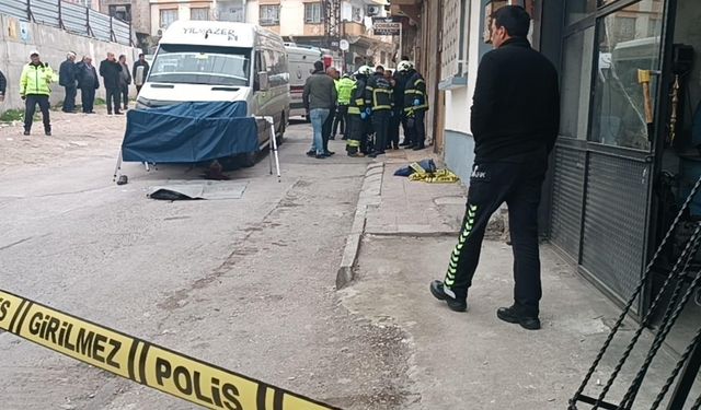 İşçi servisinin altına kalan yaşlı adam hayatını kaybetti