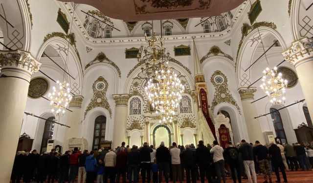 İzmir’de mübarek Ramazan ilk teravih ile başladı