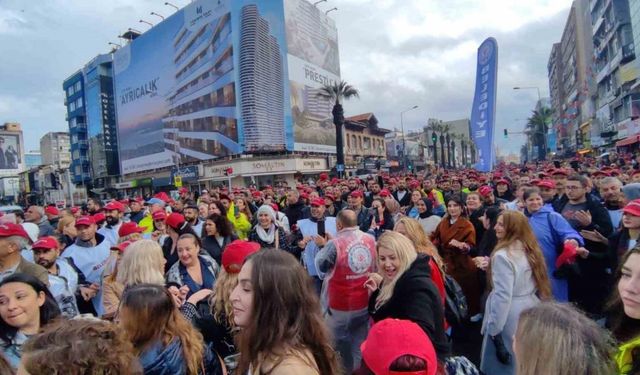 İzmir’de zam teklifini kabul etmeyen yüzlerce belediye işçisi sokağa indi