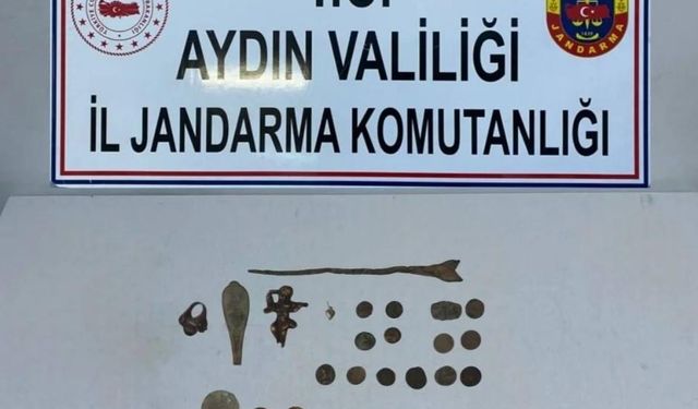 Jandarma ekipler bulunan tarihi eserleri müzeye teslim etti