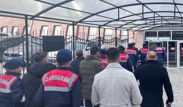 Jandarma mağdurlara zorla senet imzalatan şahısları operasyonla yakaladı