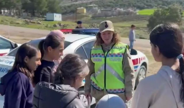 Jandarmadan depremzede çocuklara trafik eğitimi