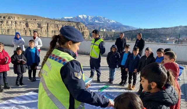 Jandarmadan öğrencilere trafik kuralları eğitimi