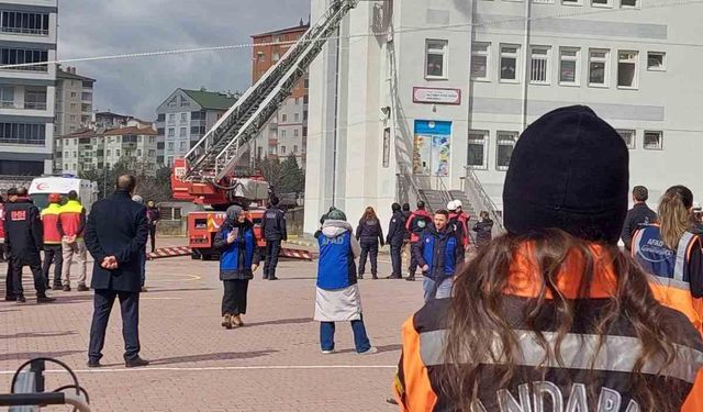 Jandarmadan öğretmen ve öğrencilere deprem ve yangın tatbikatı