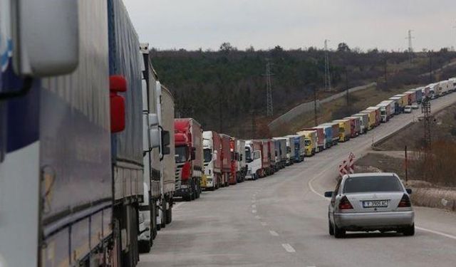 Kaçak göçmenler dorseden inmeyince, tır içindekilerle polis merkezine götürüldü