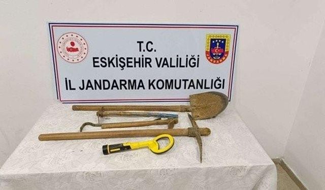 Kaçak kazı yapan 4 şüpheli ekipmanlarıyla birlikte suçüstü yakalandı