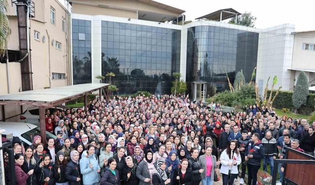 Kadın çalışanlar, kapıda çiçeklerle karşılandı