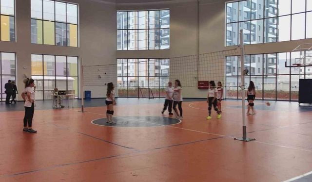 Kadın sağlık çalışanları voleybol ile moral buldu