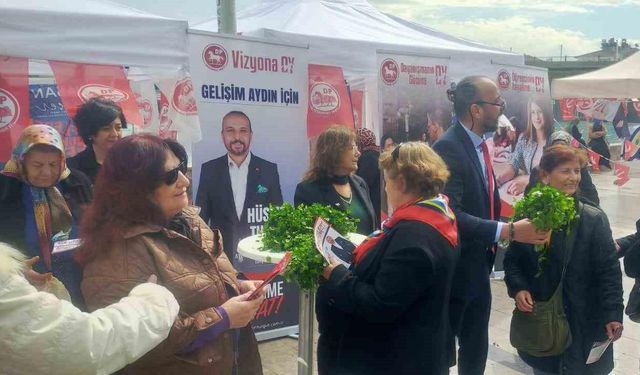 Kadınların gününü maydanoz dağıtarak kutladı