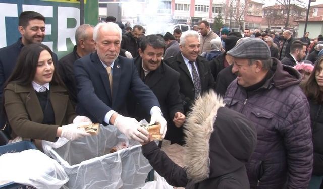 Kamil Saraçoğlu’ndan binlerce vatandaşa balık-ekmek ikramı