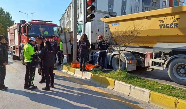 Kamyonun altında kalan motosiklet sürücüsü hayatını kaybetti