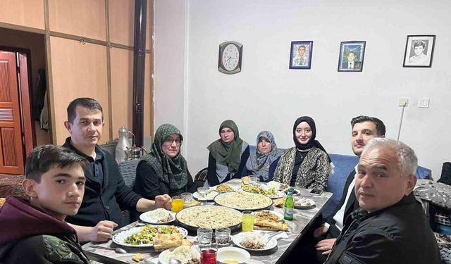 Kaymakam Özpınar, iftarını köydeki ailenin evinde açtı