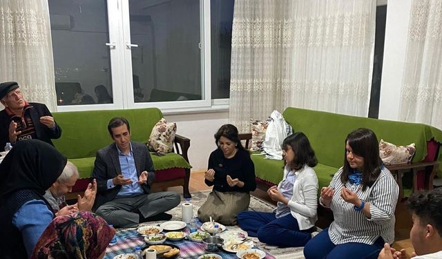 Kaymakam Topsakaloğlu, iftarda vatandaşların evine konuk oluyor