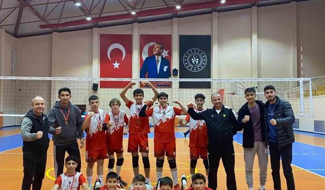 Kayseri Elit Voleybol Spor Midi erkeklerde şampiyon oldu