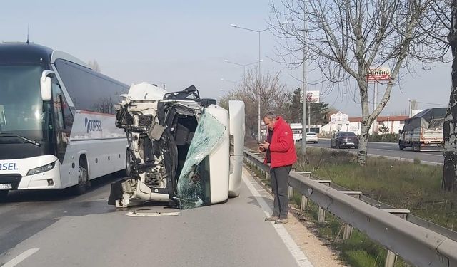 Kazada şoför kabini kopan tırın sürücüsü yaralandı