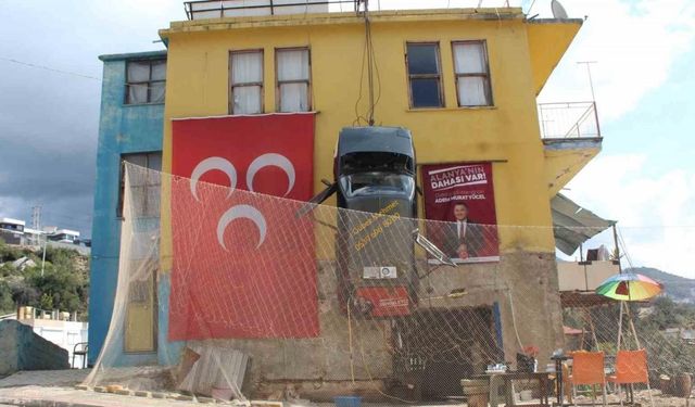 Kazaya karıştığı için yaşadığı binanın duvarına vinçle astığı otomobiline 2 yıl ceza verdi