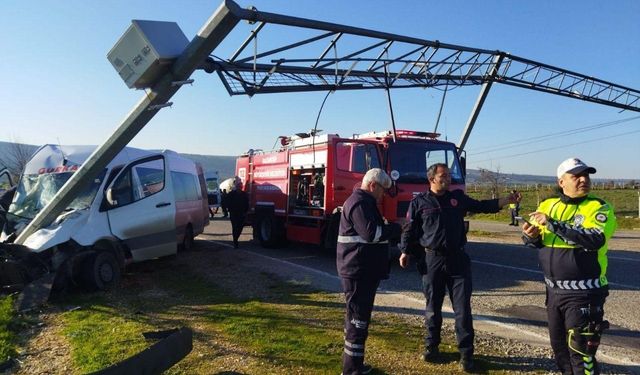 Kontrolden çıkan işçi servisi direğe çarptı: 16 yaralı