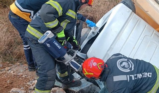 Kontrolden çıkan kamyon şarampole devrildi: 1 ölü, 1 yaralı