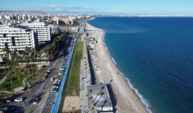 Konyaaltı Liman Halk Plajı yoğun ilgi görüyor